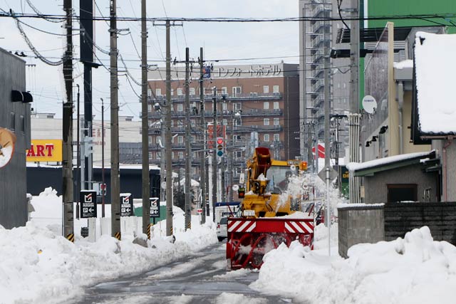 ホームセンタームサシ三条店前の通りで行われていた道路の拡幅作業