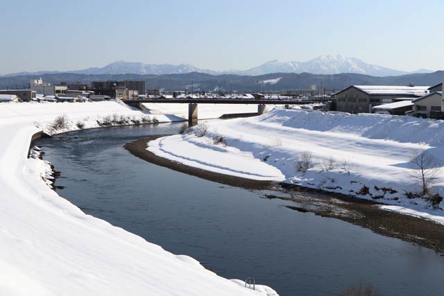 昭栄大橋から五十嵐川の向こうに粟ヶ岳を望む