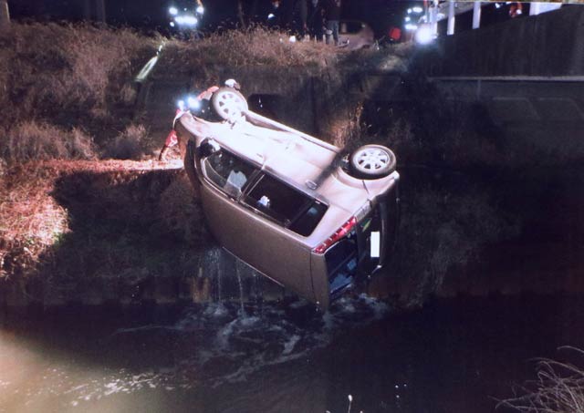 川に転落寸前で止まった車、水が出ているのは水道管を破ったため