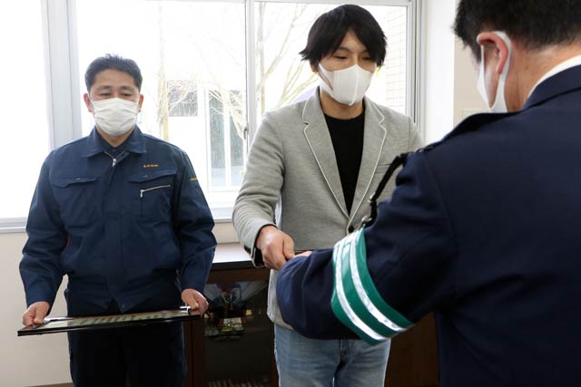 根立署長から感謝状を贈呈