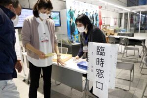 感染拡大防止のためエントランスホールに設置した臨時窓口
