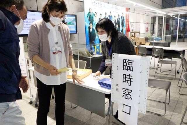 感染拡大防止のためエントランスホールに設置した臨時窓口