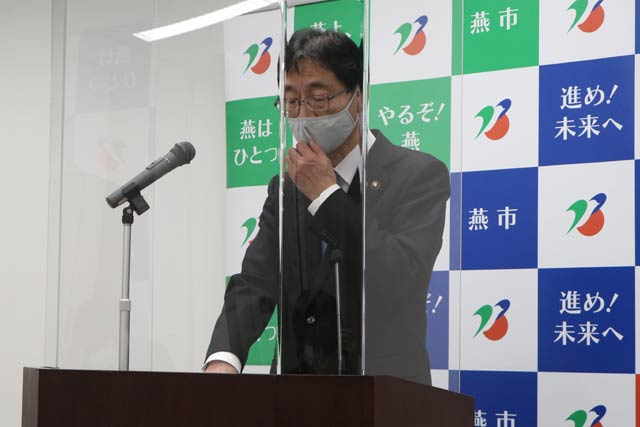 臨時記者会見する鈴木市長