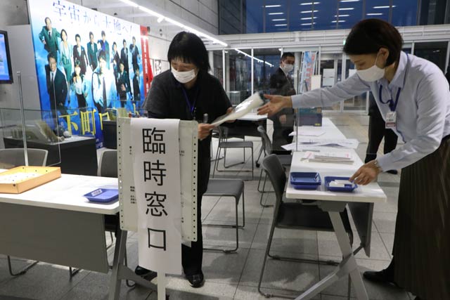 燕市役所エントランスホールの臨時窓口