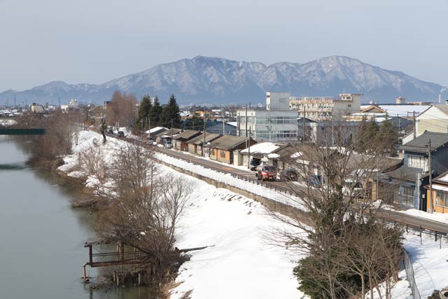 1日正午ごろ朝日大橋から中ノ口川上流側に弥彦山