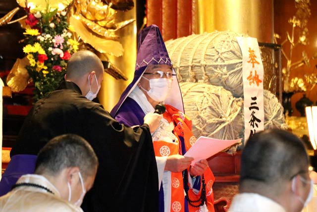法要後に初めてあいさつを行う門谷管長