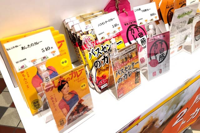 販売するレトルトカレー