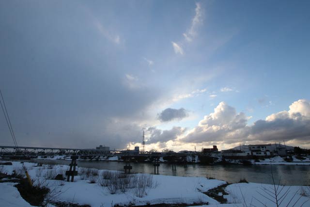 左の南の空は黒い雲、右の北の空は青空