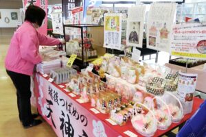 「道の駅 国上」で開かれている天神講菓子展