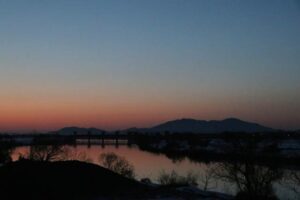 加茂市天神林の信濃川右岸側から西の空