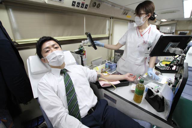献血車で採血を受ける滝沢市長