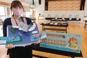農村環境改善センターで開かれている第5回手づくりしかけ絵本コンクールの作品展