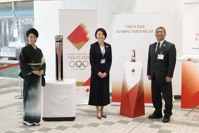 左から書家で聖火ランナーの泉田さん、藤田市長、山川教育長