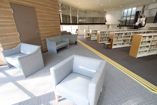 くつろいで読書できるチェアも備えた図書コーナー