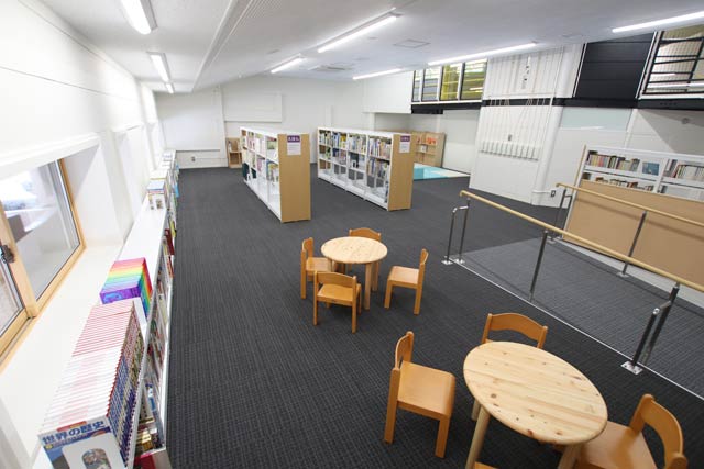 絵本や紙芝居、児童書など子どもの本を備える情報交換コーナー2