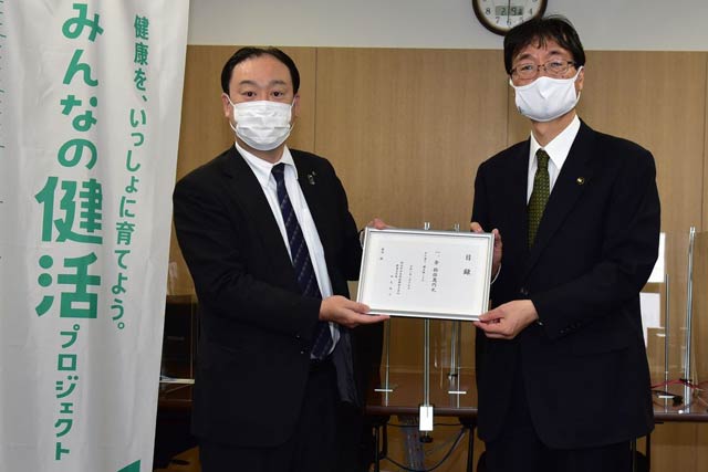 明治安田生命新潟支社の加見英之支社長(左)と鈴木燕市長