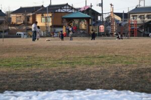 22日夕方、わずかに雪が残るだけになった条南あおば公園に子どもたちの声が響いた
