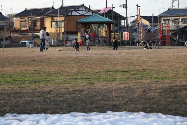 22日夕方、わずかに雪が残るだけになった条南あおば公園に子どもたちの声が響いた