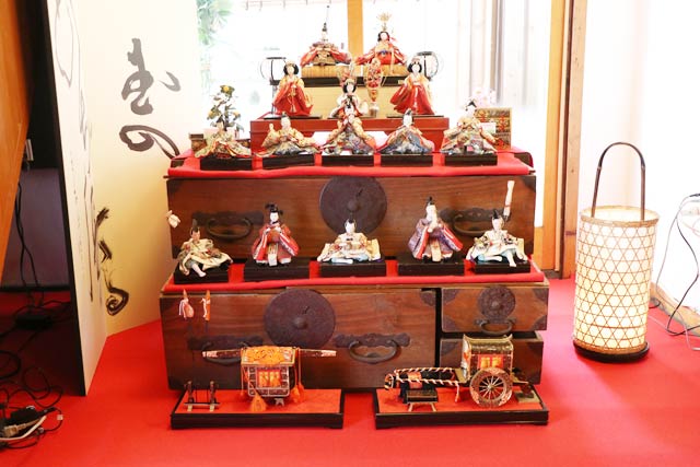 霜出さんが生まれる前からある大正時代と思われる三段飾り