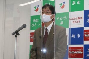 定例記者会見を行う鈴木燕市長