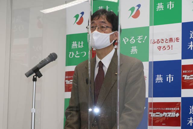 定例記者会見を行う鈴木燕市長