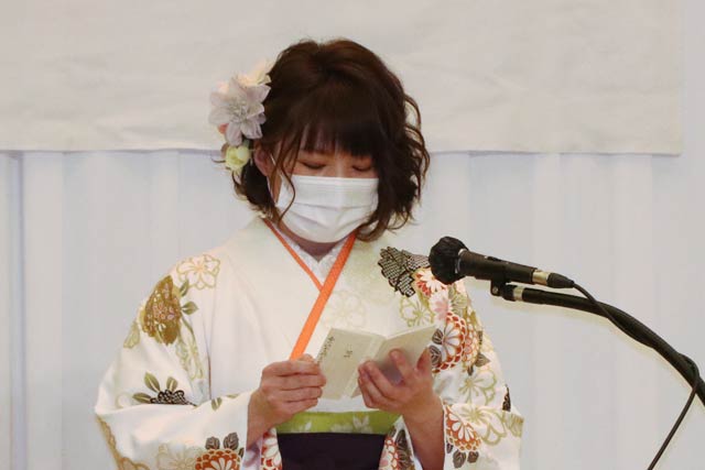 卒業生答辞を述べる吉原さん