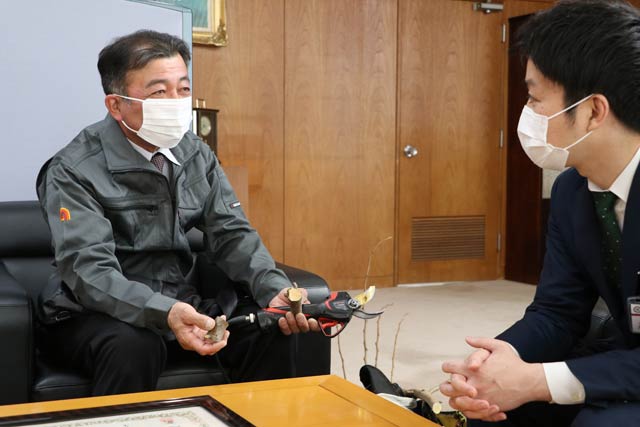 電動剪定（せんてい）ばさみの使い方を実演する高野さん