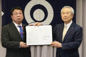 協定書に調印した須佐田上町郵便局長(左)と佐野田上町長