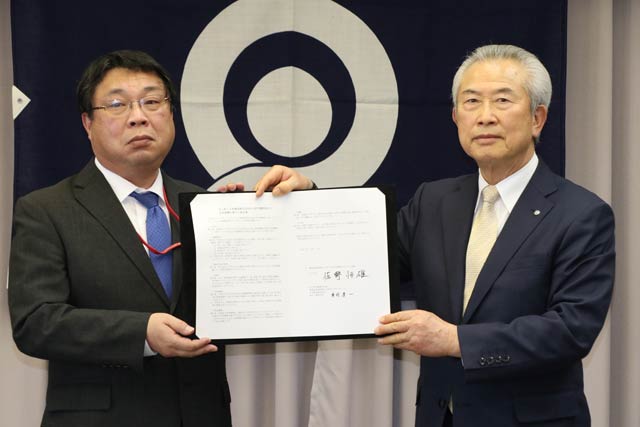 協定書に調印した須佐田上町郵便局長(左)と佐野田上町長