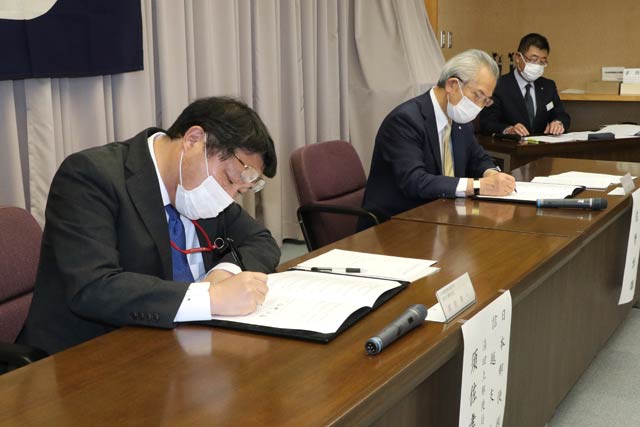 協定書に調印