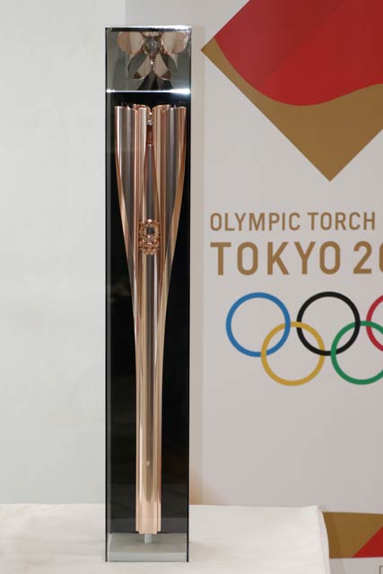 2月21日に加茂市役所に展示された東京五輪聖火のトーチ