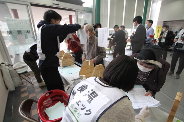 会場入り口で検温