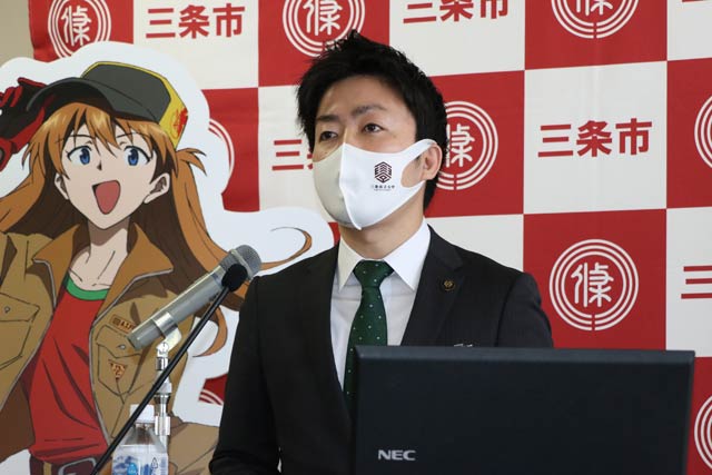 定例記者会見を行う滝沢市長