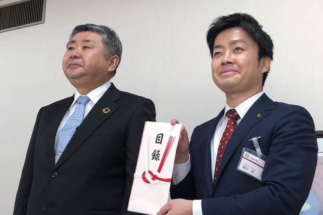 三条信用金庫の西潟理事長(左)と滝沢三条市長
