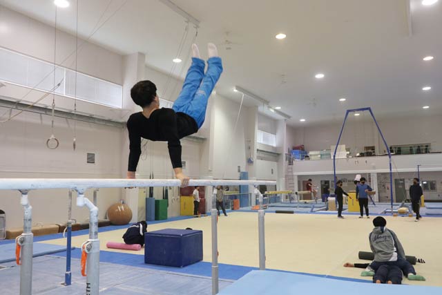 新潟経営大学体操競技部の加茂市体育センターでの練習風景