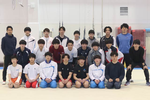 新潟経営大学体操競技部の部員と指導者、いちばん左が森監督