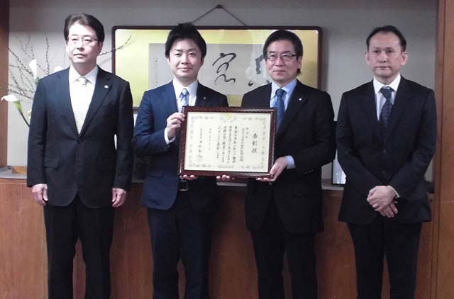 左から三条市歯科医師会の渡辺和宏副会長、滝沢市長、三条市歯科医師会の羽生会長、近藤専務理事