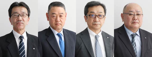 左から都市整備部長に昇任の高波茂都市計画課長（空き家等対策推進室長）、都市整備部主幹（燕・弥彦総合事務組合水道局長兼経営企画課長）に昇任の外山則夫土木課長、議会事務局長（議事課長）に昇任の丸山篤議事課長、教育次長に昇任の太田和行学校教育課長