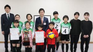 第28回新潟県小学生バレーボール新人大会新潟県大会女子の部優勝で滝沢三条市長緒表敬した「こだまジュニアクラブ」