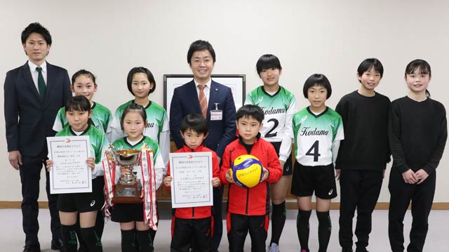第28回新潟県小学生バレーボール新人大会新潟県大会女子の部優勝で滝沢三条市長緒表敬した「こだまジュニアクラブ」