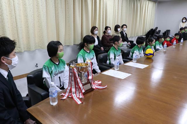 第28回新潟県小学生バレーボール新人大会新潟県大会女子の部優勝で滝沢三条市長緒表敬した「こだまジュニアクラブ」