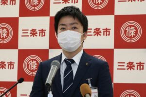 臨時記者会見する滝沢三条市長