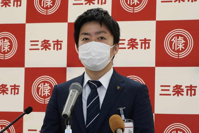 臨時記者会見する滝沢三条市長