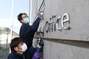 燕市の研磨職人有志が燕市役所のステンレスの切り文字を研磨
