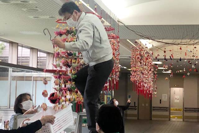 三条市総合福祉センターでつるしびなの片付け