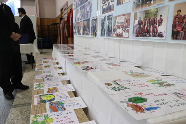 神田睦雄さんが写る写真や神田さんが俳句とともに俳画を描いた作品