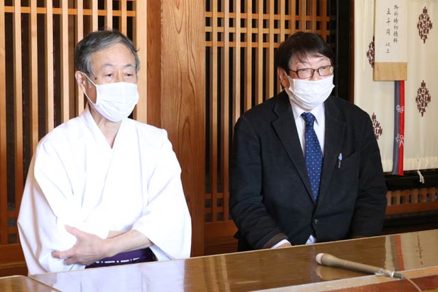左が藤崎宮司、右が吉井祭典委員長