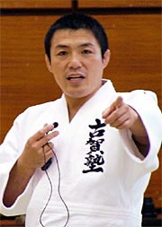 2005年県下柔道大会の招待選手として来条した古賀稔彦さん