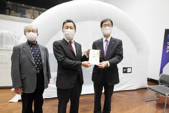 吉田工業の吉田社長(中央)から鈴木市長(右)に目録