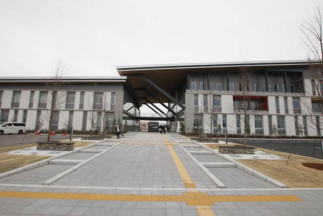 右が三条市立大学、左が昨年4月に開校した三条看護・医療・歯科衛生専門学校